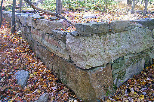 Davis_House_stone_foundation_ruin,_Gardiner,_NY